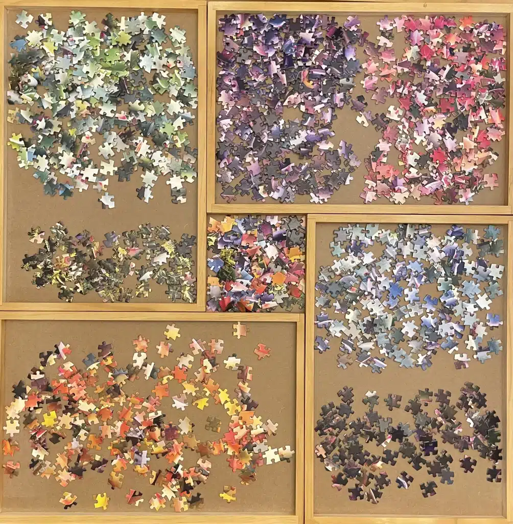 Jigsaw puzzle table organized puzzle pieces by color